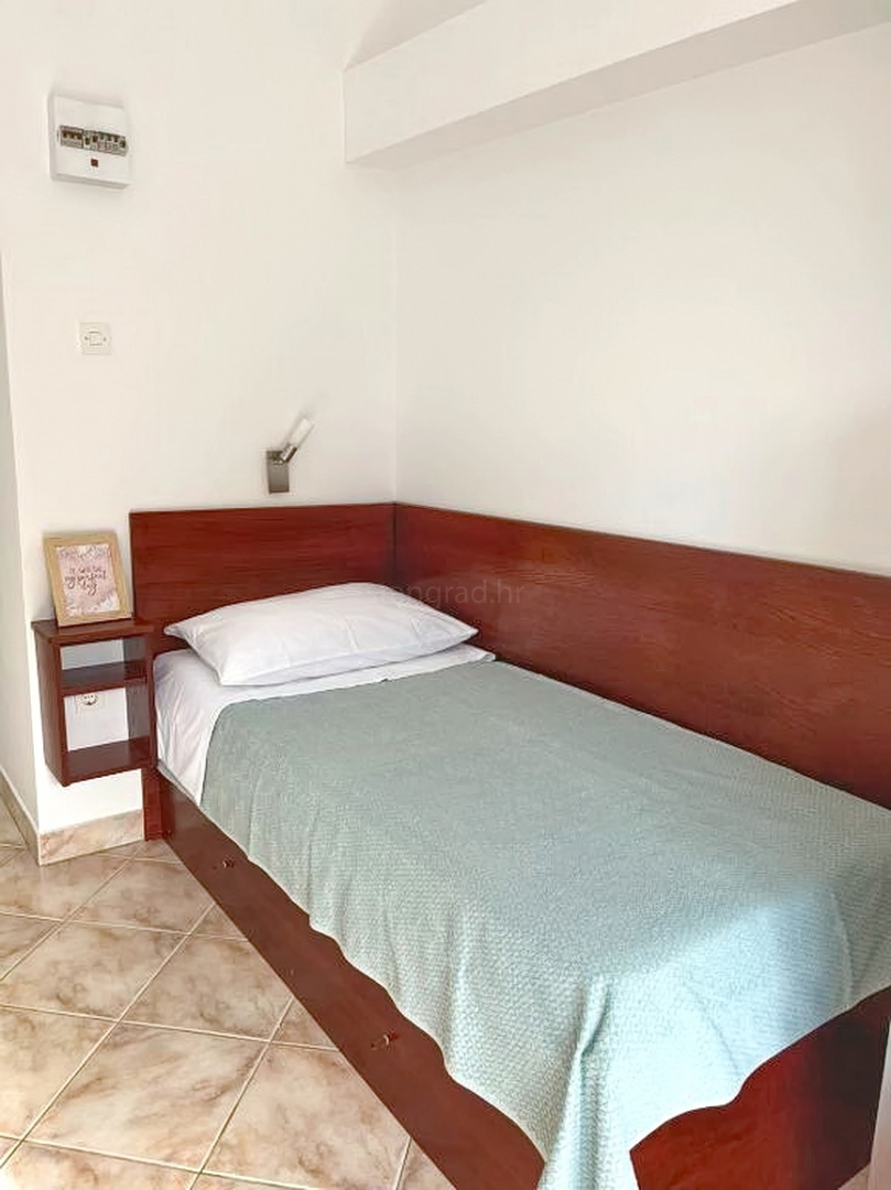 Zona di Krk, casa indipendente con ampio giardino e vista!