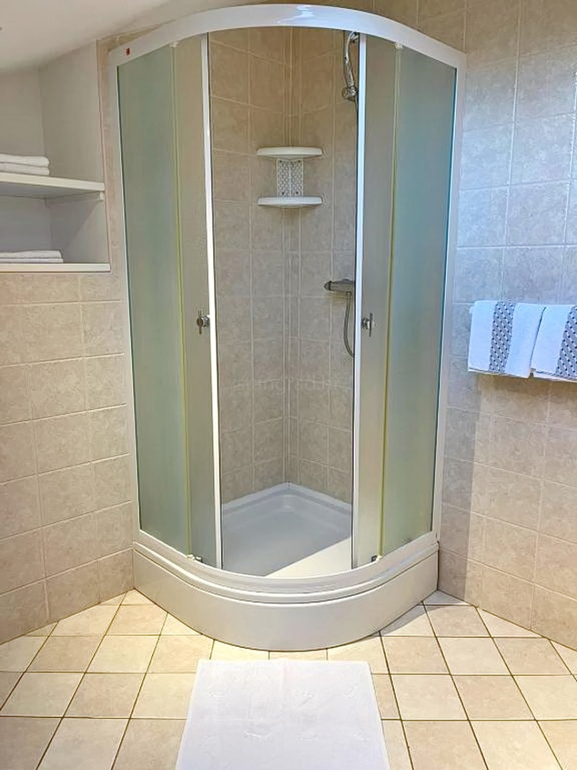 Zona di Krk, casa indipendente con ampio giardino e vista!