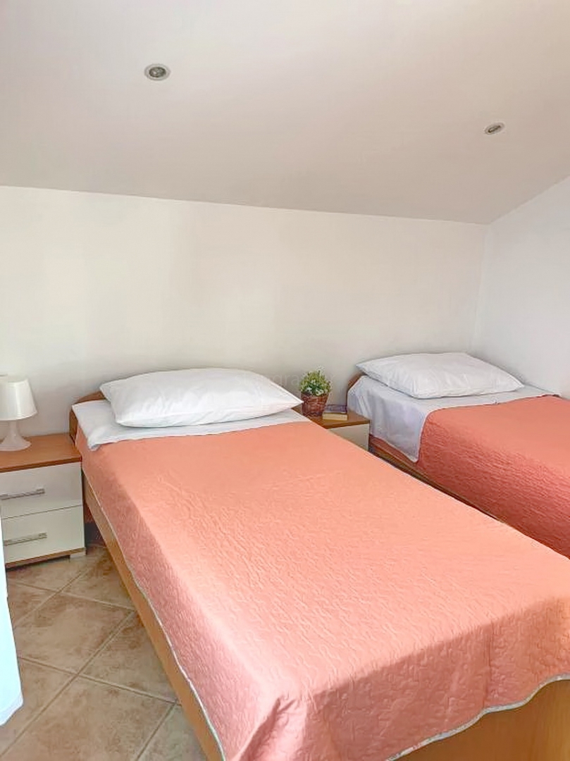 Zona di Krk, casa indipendente con ampio giardino e vista!