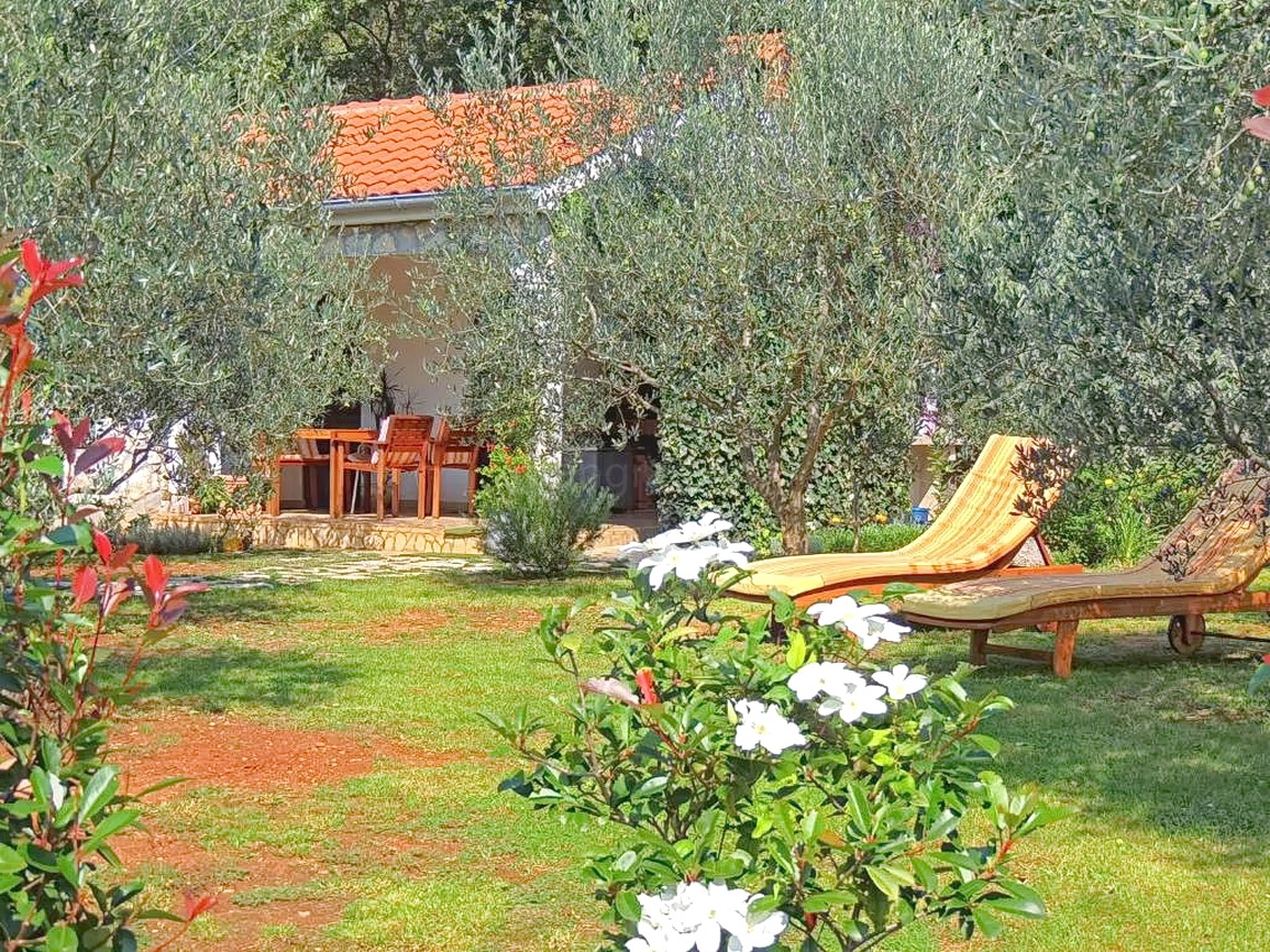 Zona di Krk, casa indipendente con ampio giardino e vista!