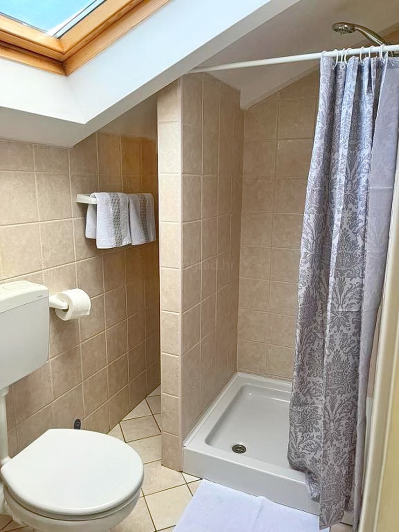 Zona di Krk, casa indipendente con ampio giardino e vista!