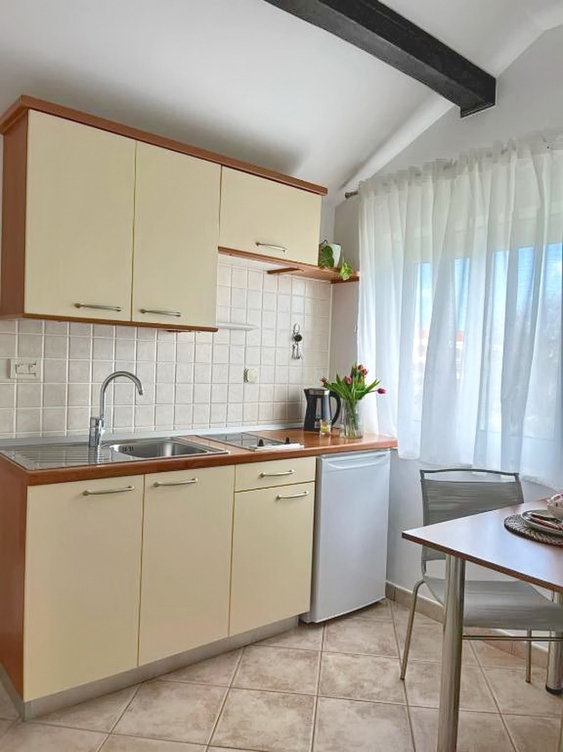 Zona di Krk, casa indipendente con ampio giardino e vista!