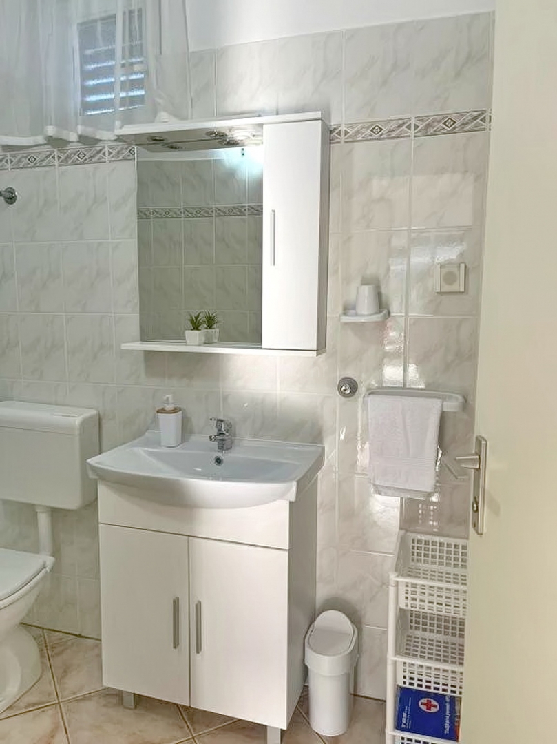 Zona di Krk, casa indipendente con ampio giardino e vista!