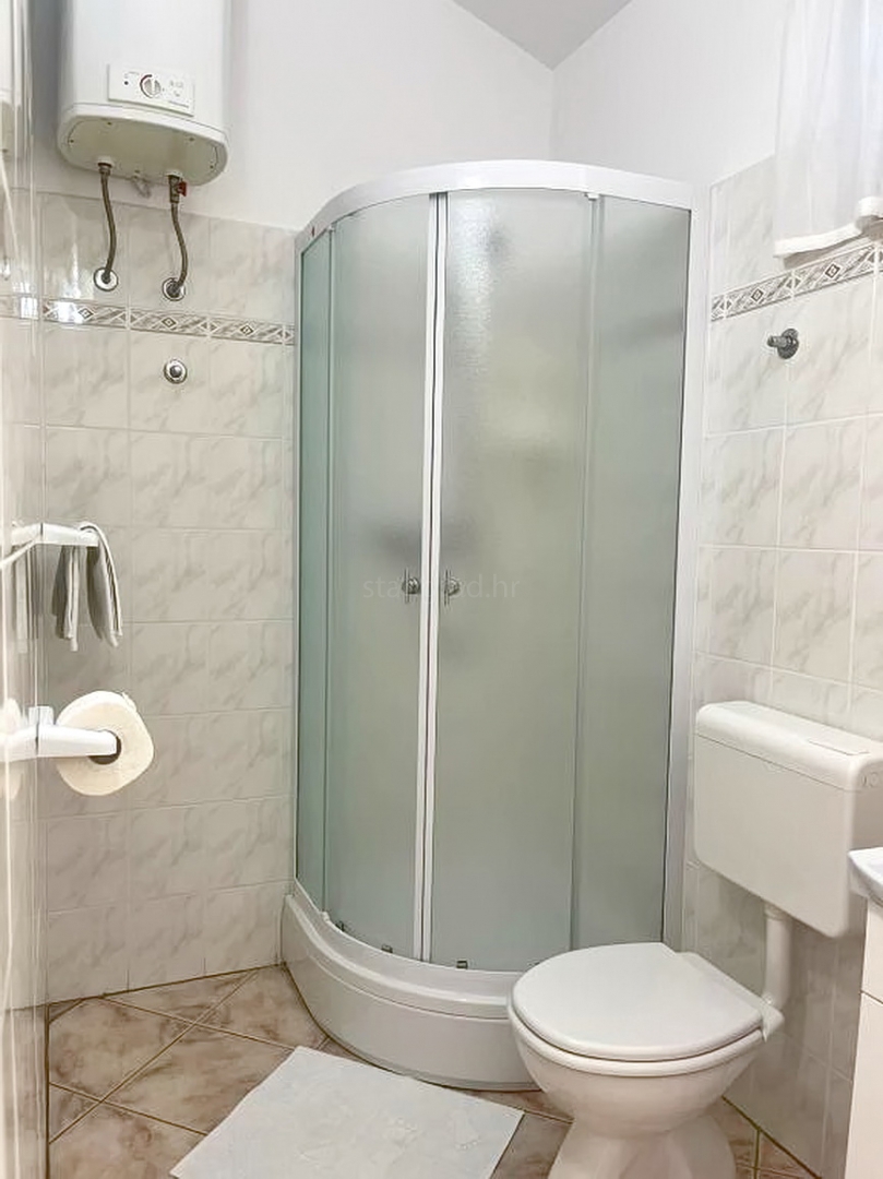 Zona di Krk, casa indipendente con ampio giardino e vista!