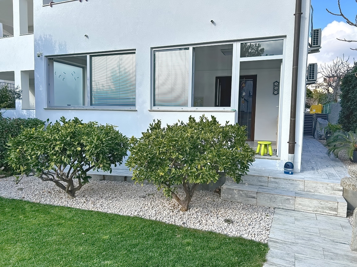 Krk, appartamento al piano terra con giardino nelle immediate vicinanze del mare!