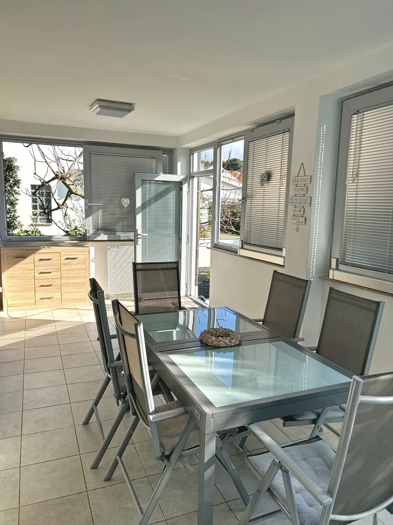 Krk, appartamento al piano terra con giardino nelle immediate vicinanze del mare!