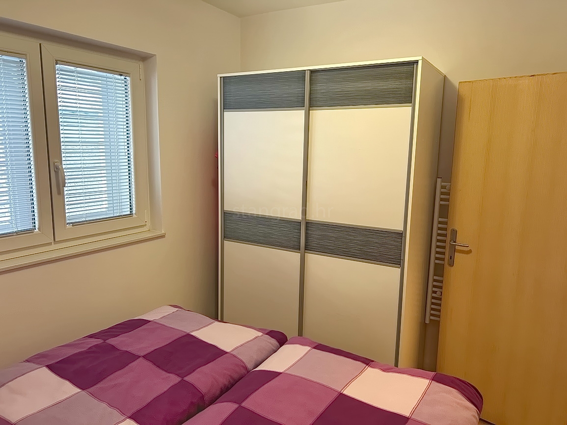 Krk, appartamento al piano terra con giardino nelle immediate vicinanze del mare!