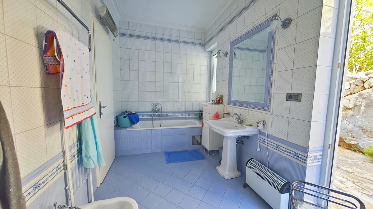 Zona di Punat, villa esclusiva sulla scogliera con vista panoramica sul mare!