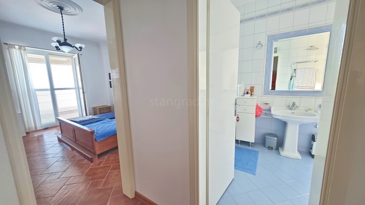 Zona di Punat, villa esclusiva sulla scogliera con vista panoramica sul mare!