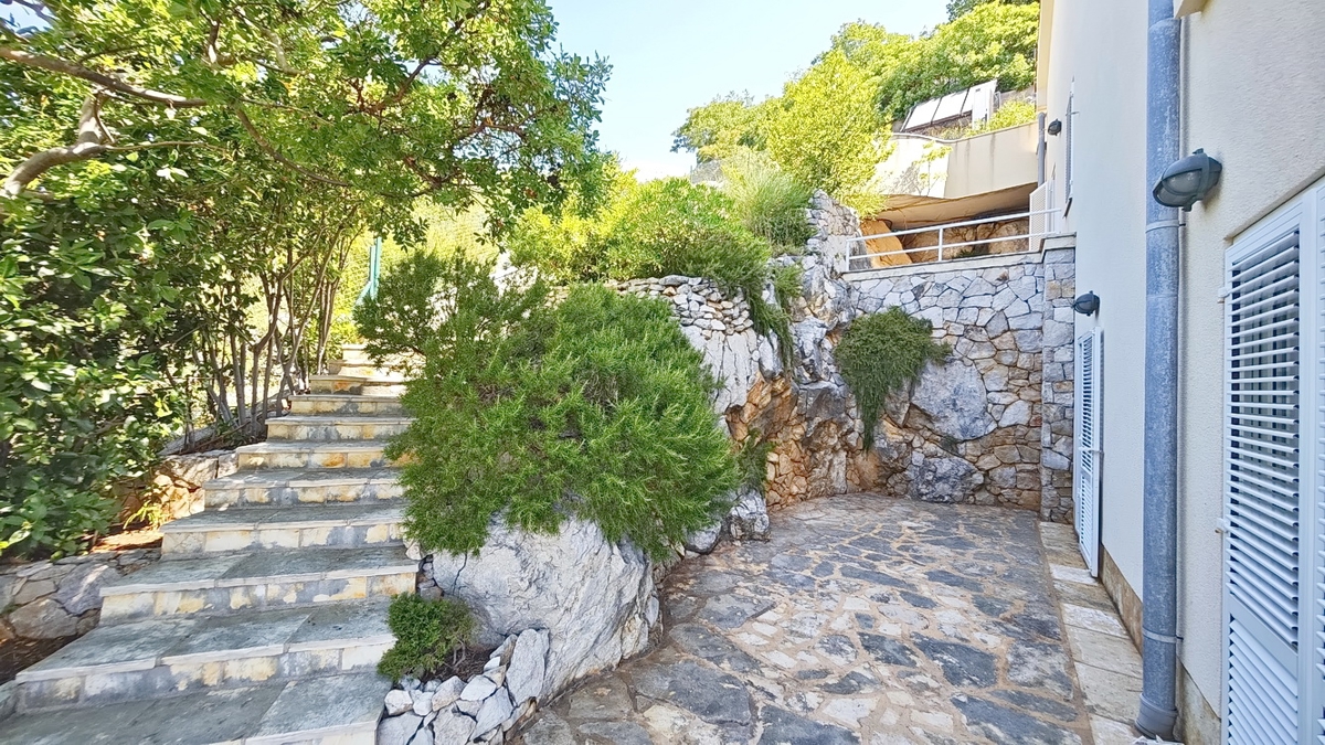 Zona di Punat, villa esclusiva sulla scogliera con vista panoramica sul mare!