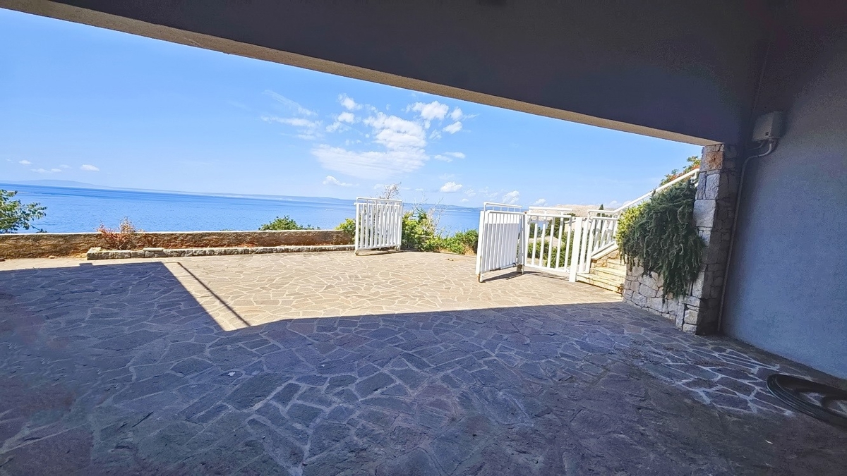Zona di Punat, villa esclusiva sulla scogliera con vista panoramica sul mare!