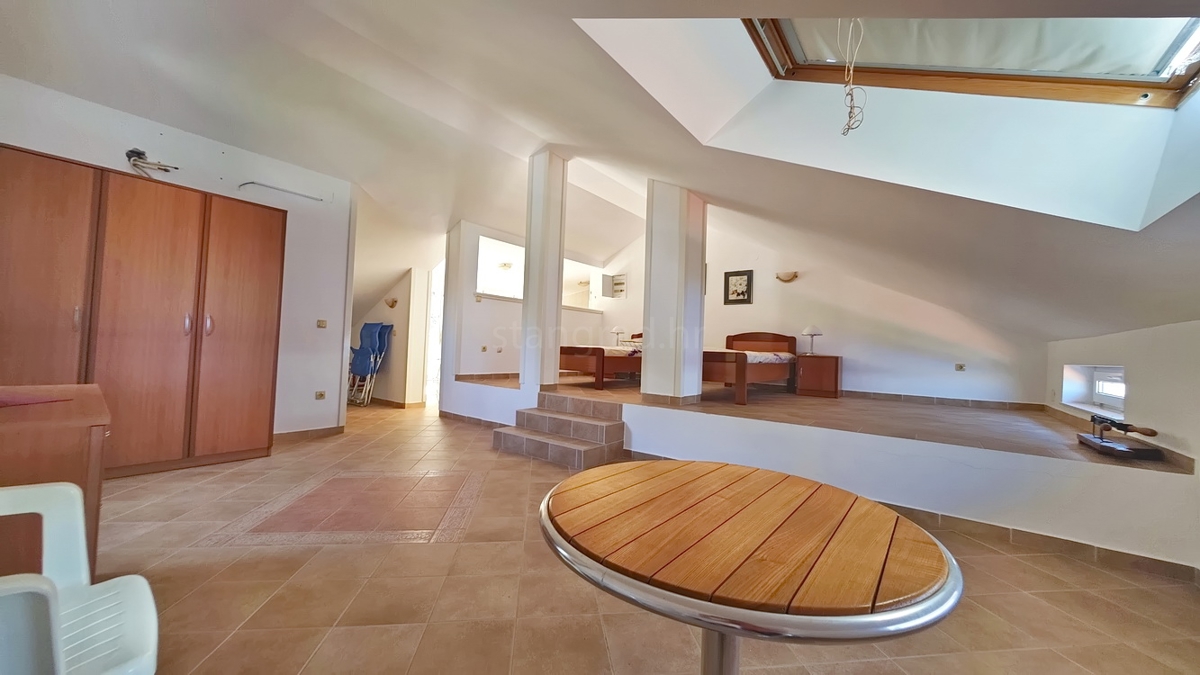 Zona di Punat, villa esclusiva sulla scogliera con vista panoramica sul mare!