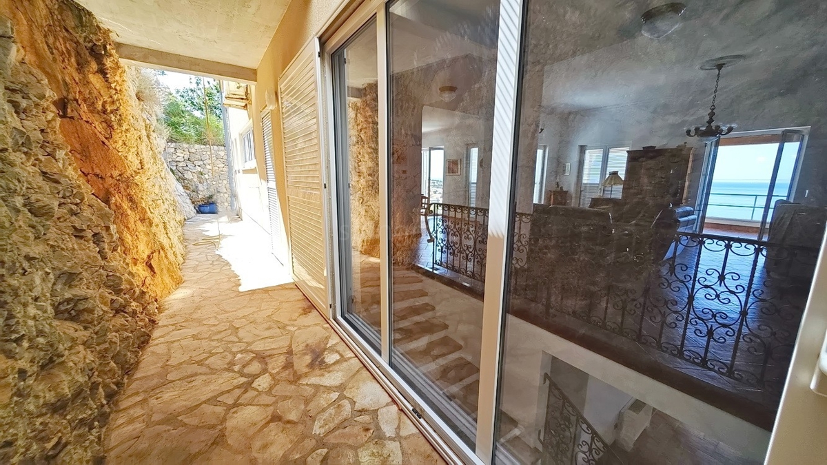 Zona di Punat, villa esclusiva sulla scogliera con vista panoramica sul mare!