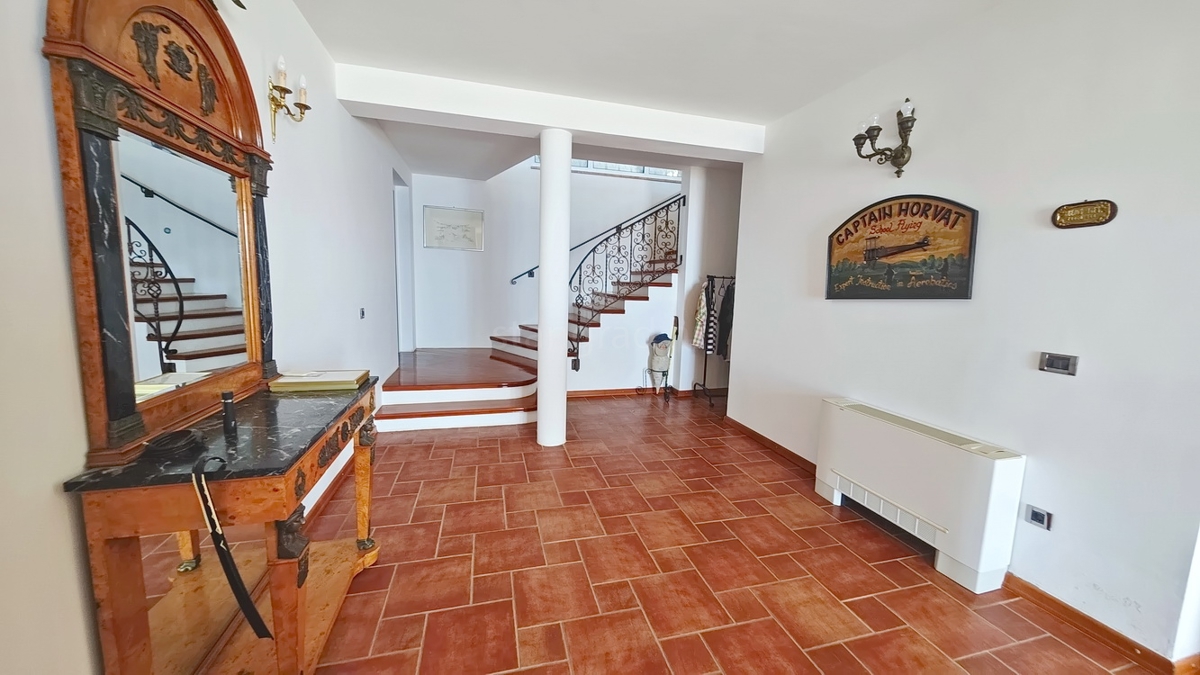 Zona di Punat, villa esclusiva sulla scogliera con vista panoramica sul mare!