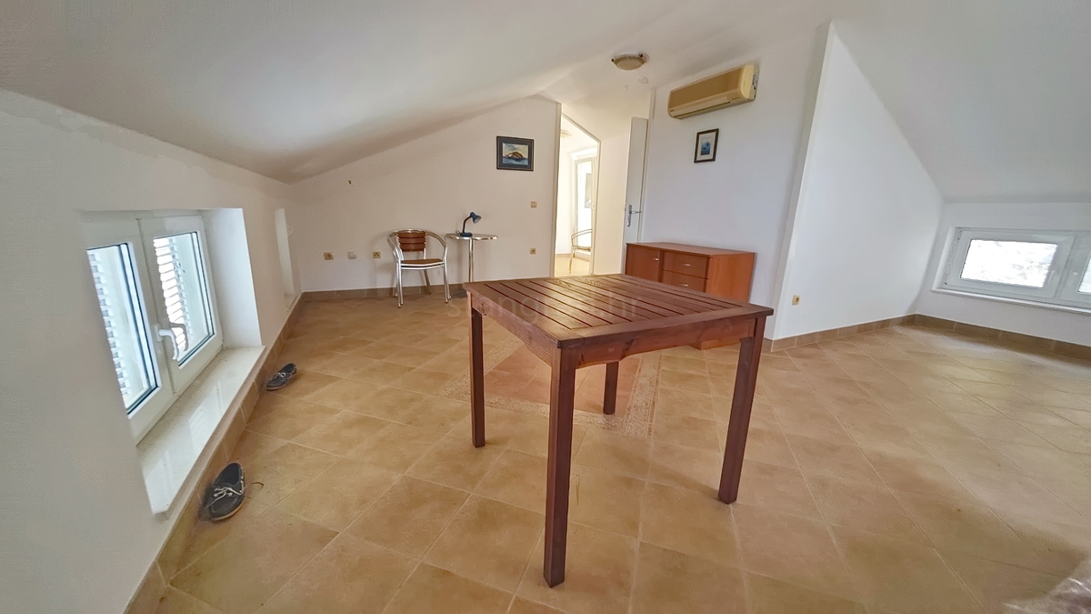 Zona di Punat, villa esclusiva sulla scogliera con vista panoramica sul mare!