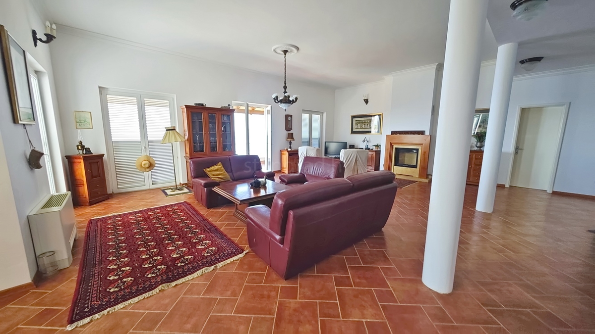 Zona di Punat, villa esclusiva sulla scogliera con vista panoramica sul mare!