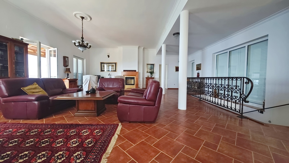 Zona di Punat, villa esclusiva sulla scogliera con vista panoramica sul mare!