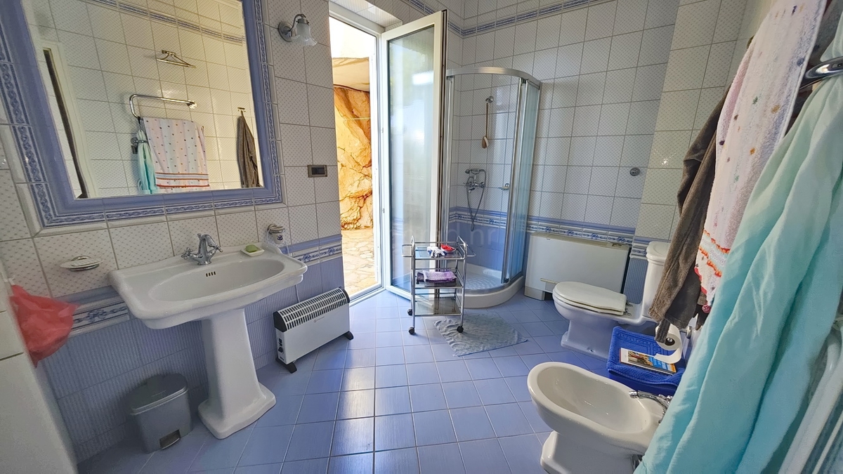 Zona di Punat, villa esclusiva sulla scogliera con vista panoramica sul mare!