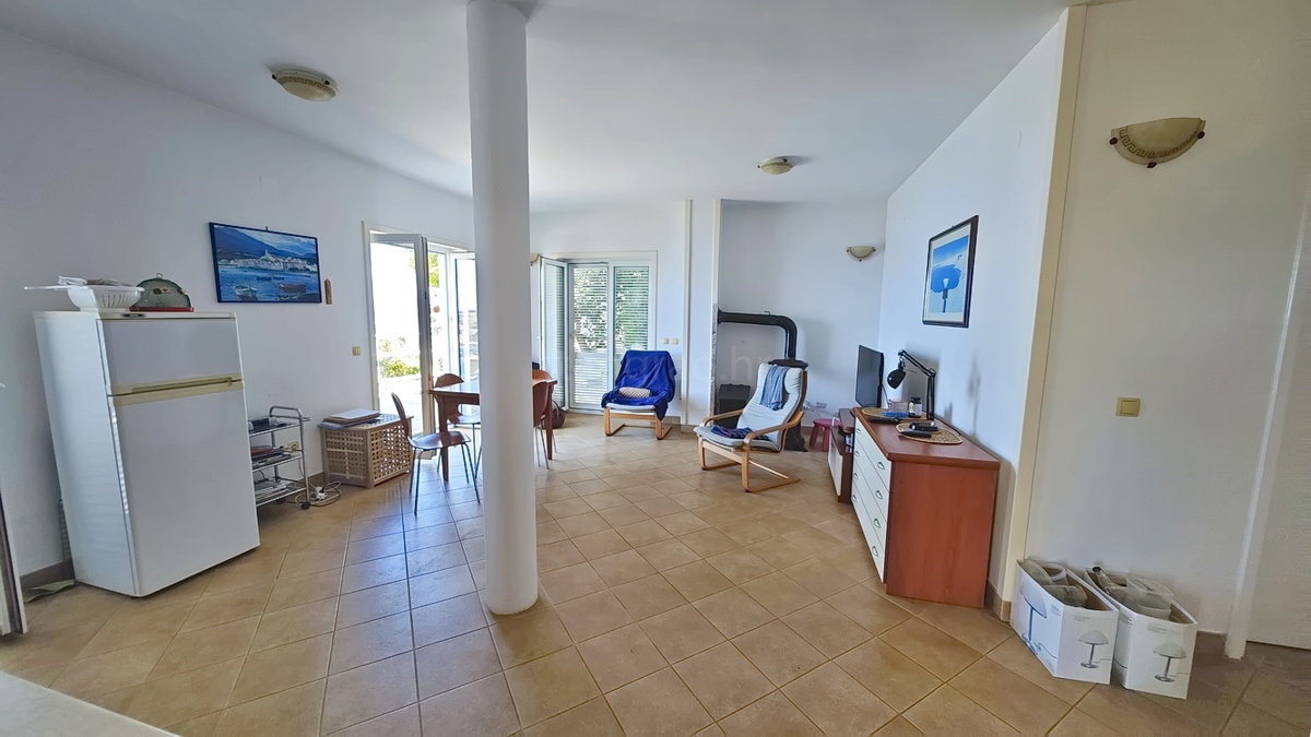 Zona di Punat, villa esclusiva sulla scogliera con vista panoramica sul mare!