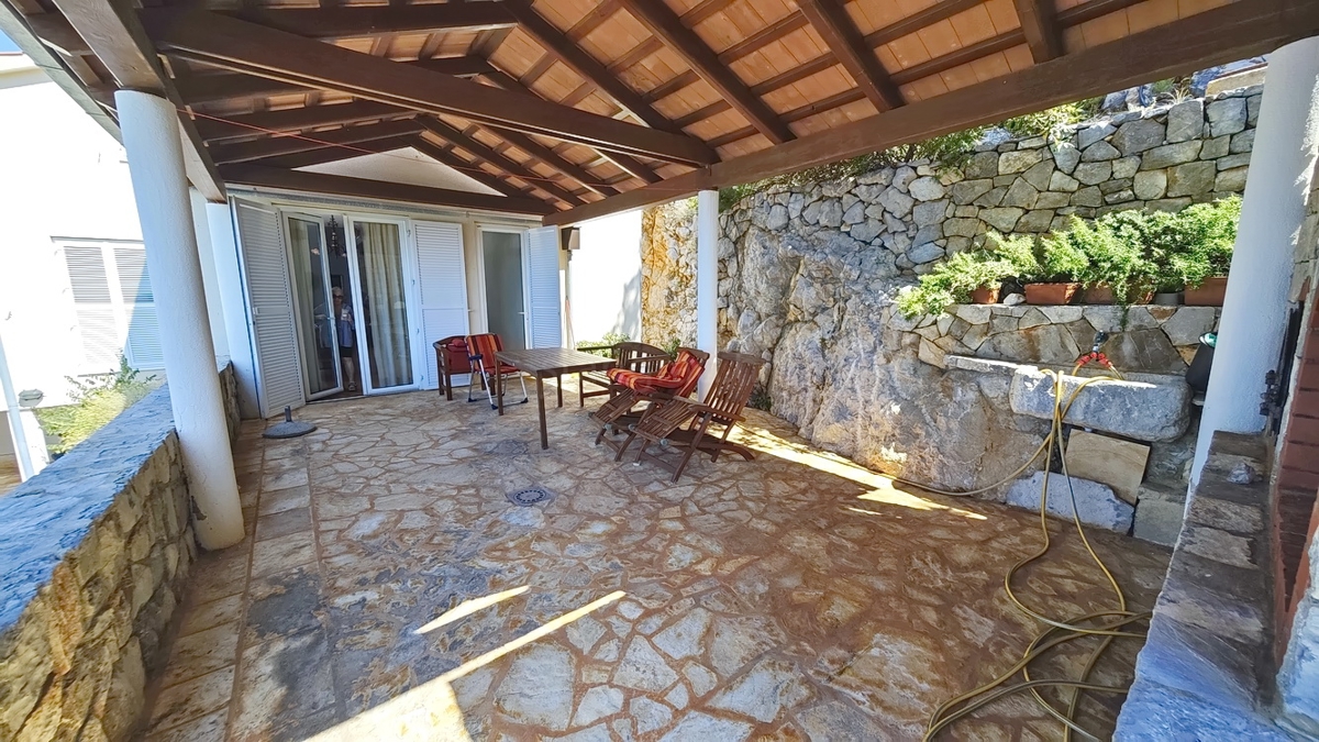 Zona di Punat, villa esclusiva sulla scogliera con vista panoramica sul mare!