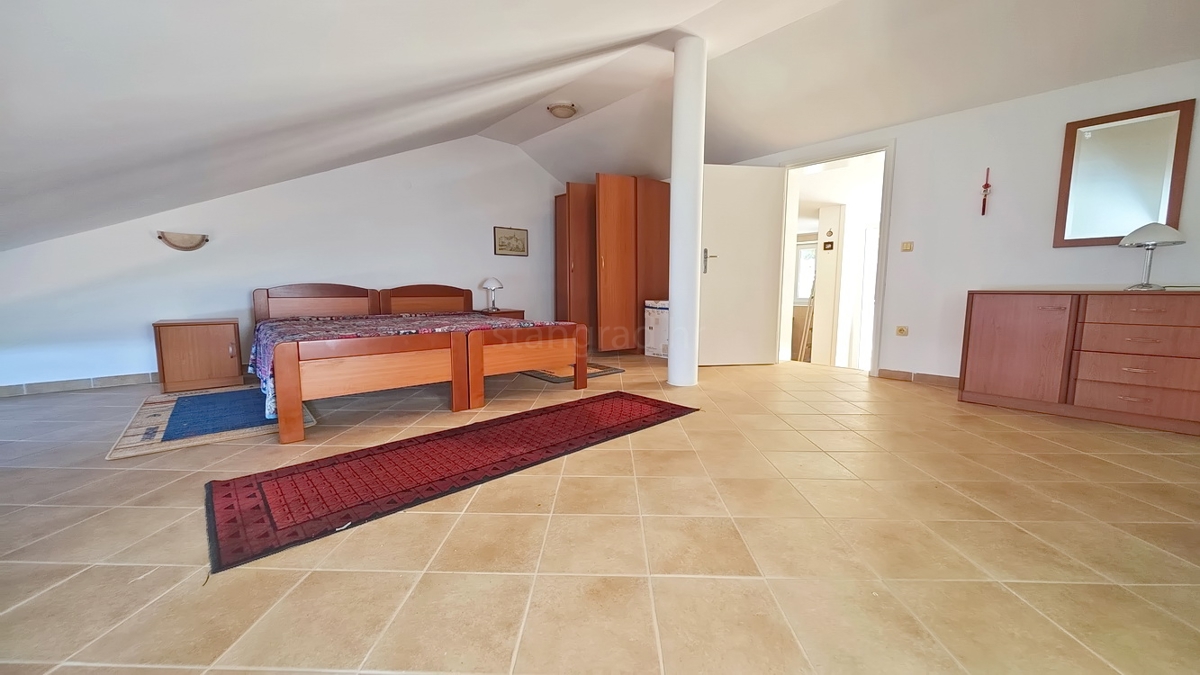 Zona di Punat, villa esclusiva sulla scogliera con vista panoramica sul mare!