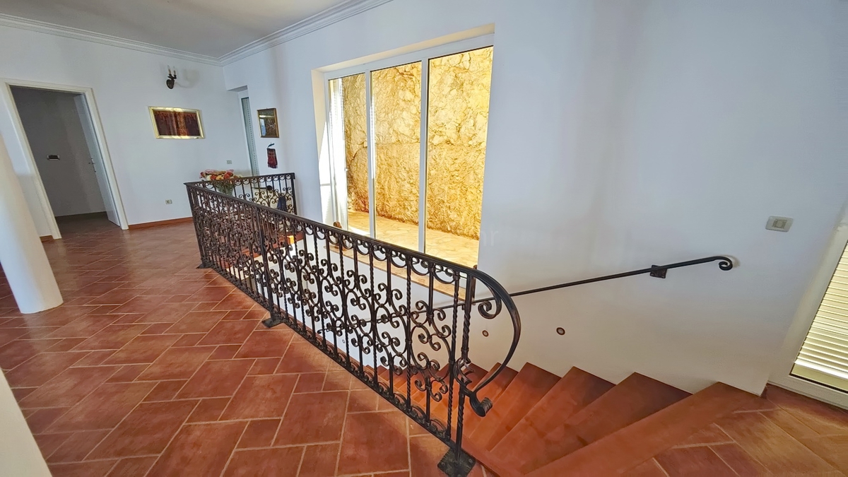 Zona di Punat, villa esclusiva sulla scogliera con vista panoramica sul mare!