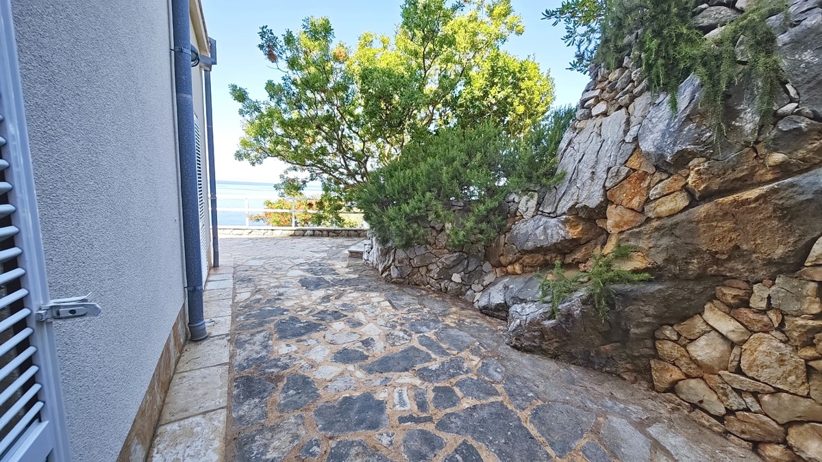 Zona di Punat, villa esclusiva sulla scogliera con vista panoramica sul mare!