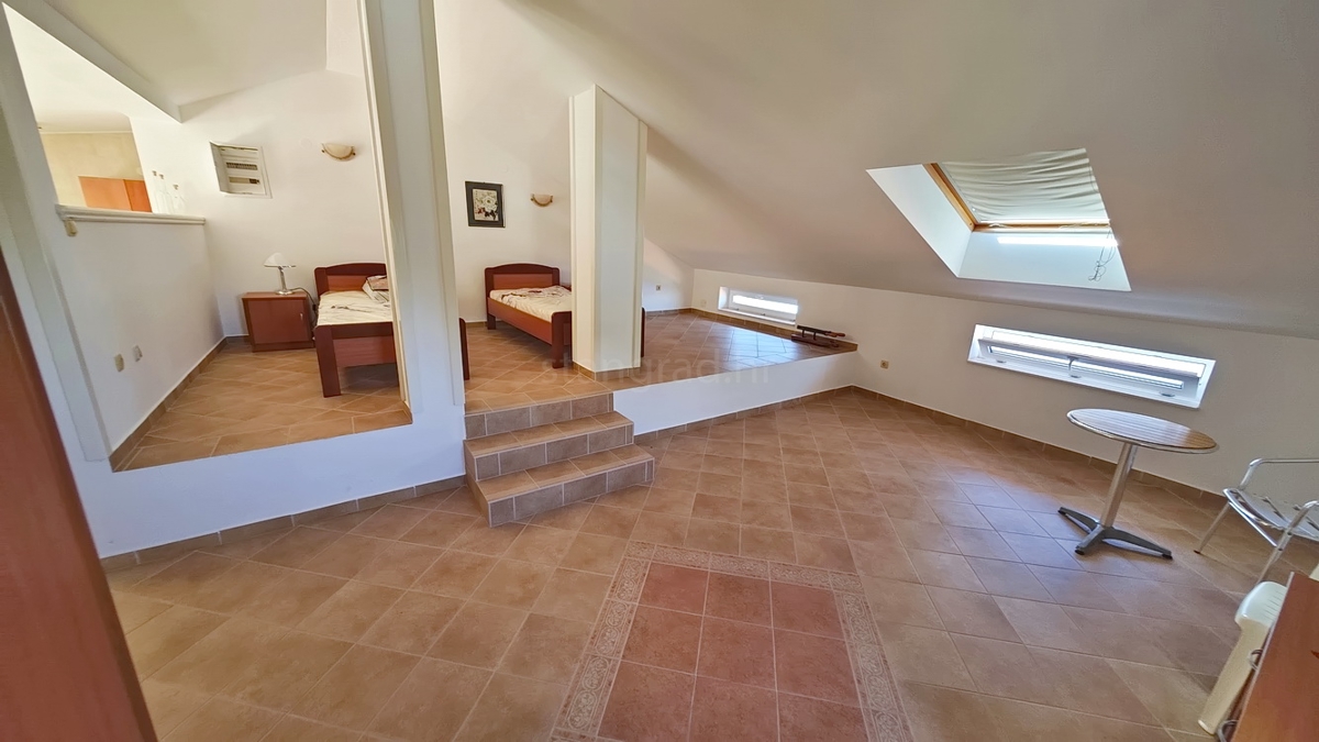 Zona di Punat, villa esclusiva sulla scogliera con vista panoramica sul mare!