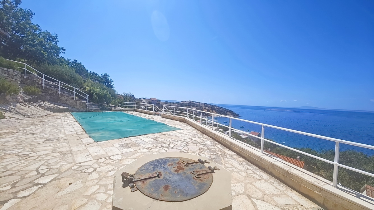 Zona di Punat, villa esclusiva sulla scogliera con vista panoramica sul mare!