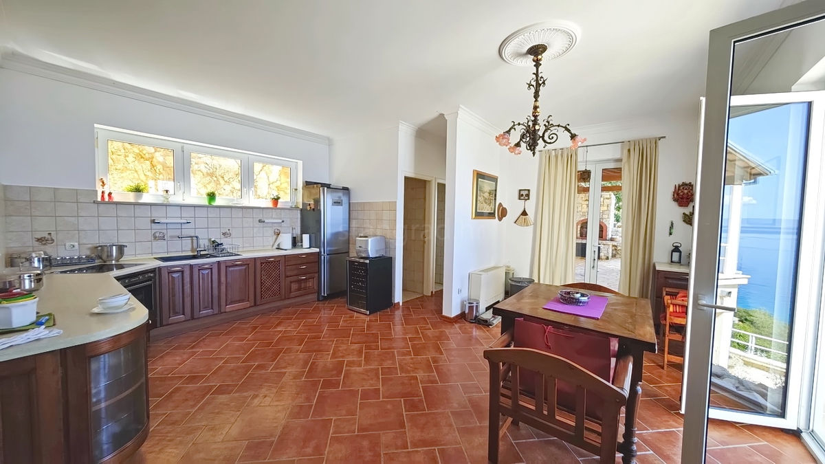 Zona di Punat, villa esclusiva sulla scogliera con vista panoramica sul mare!