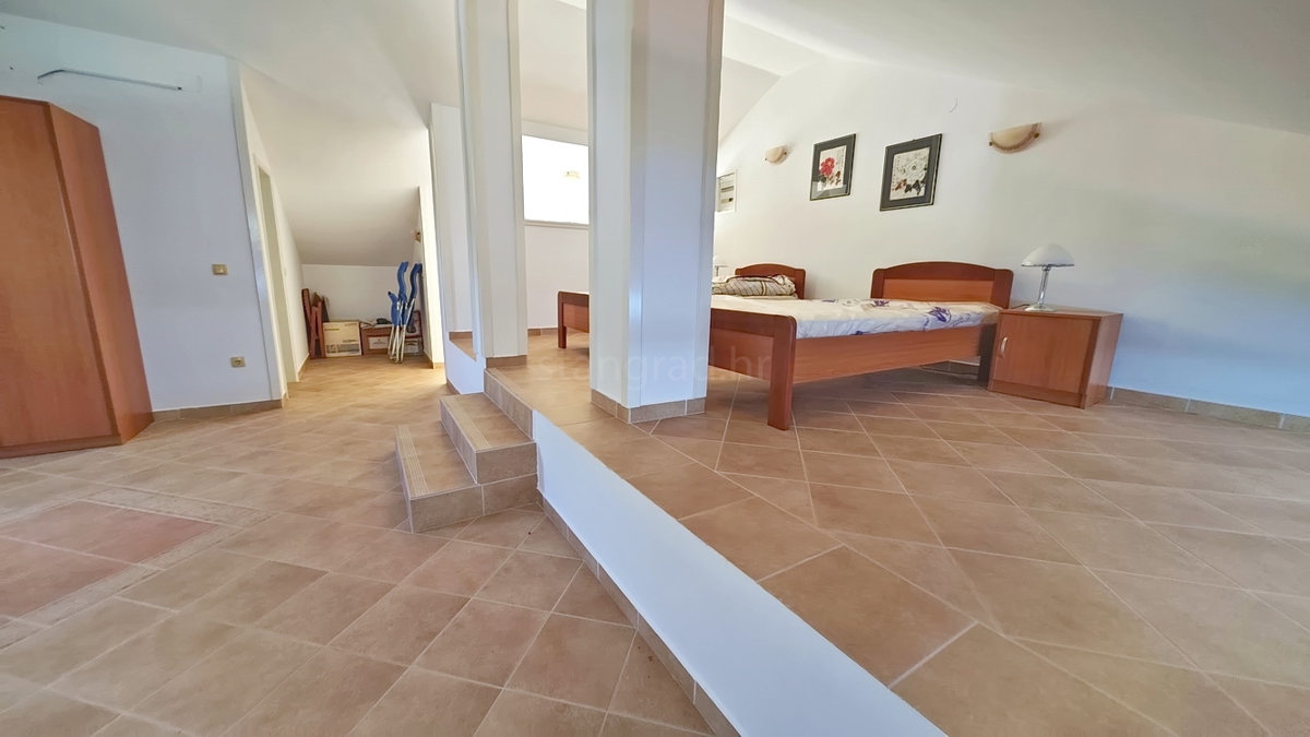 Zona di Punat, villa esclusiva sulla scogliera con vista panoramica sul mare!