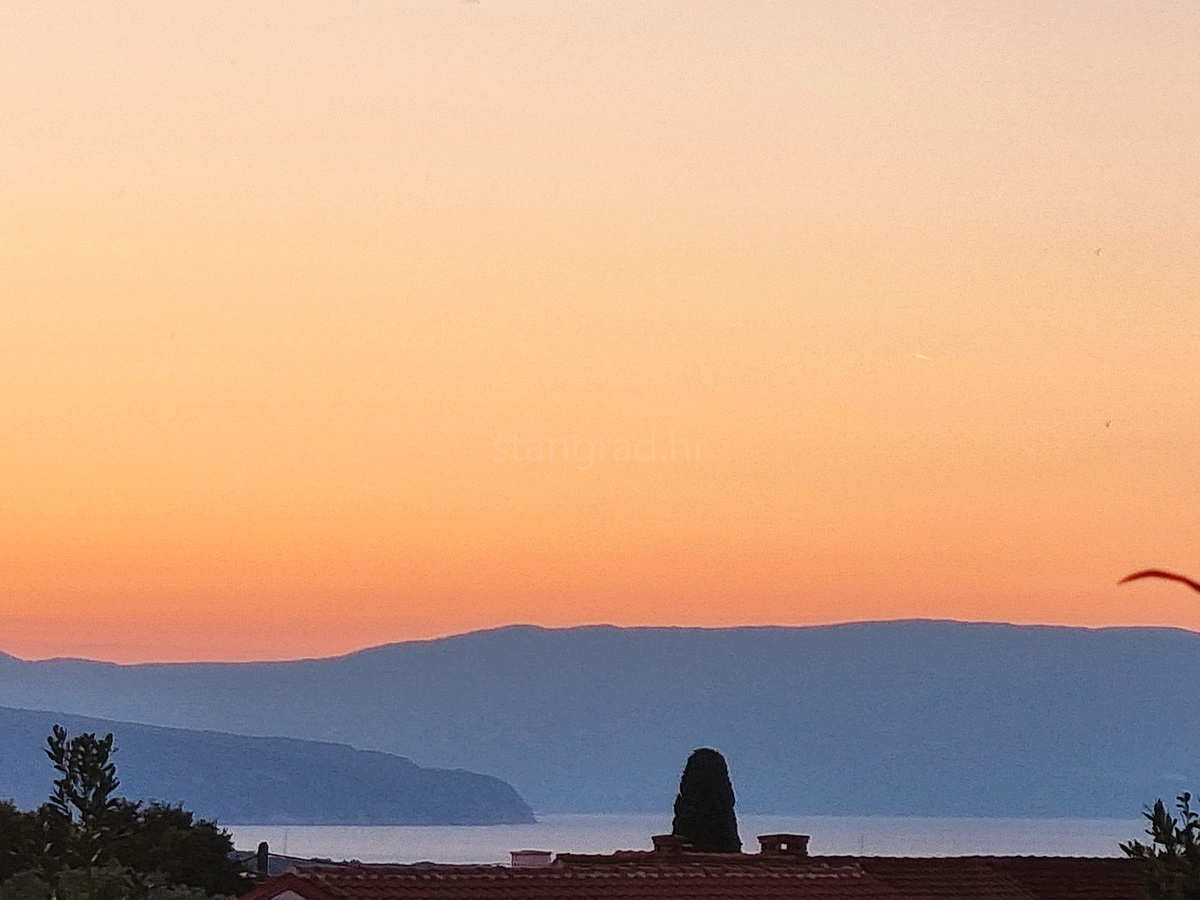 Malinska, ampio terreno edificabile in posizione tranquilla!