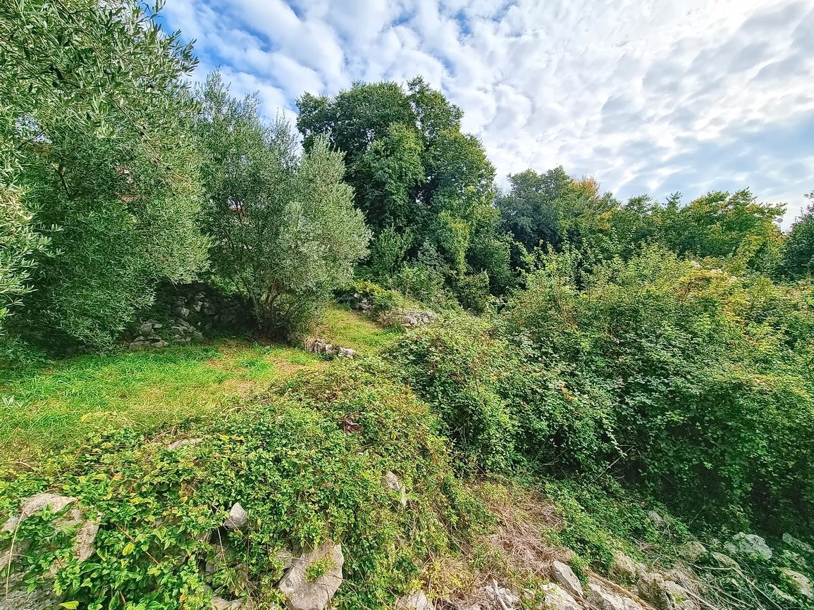 Malinska, ampio terreno edificabile in posizione tranquilla!