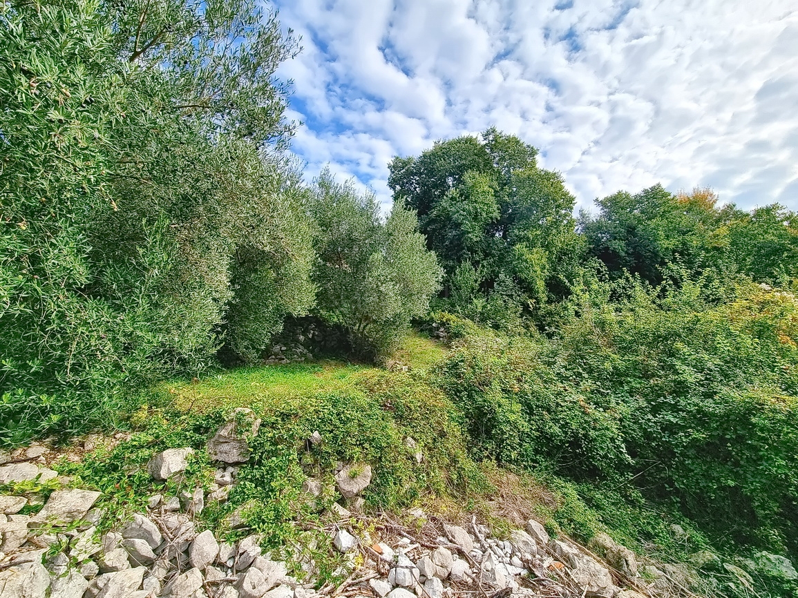 Malinska, ampio terreno edificabile in posizione tranquilla!