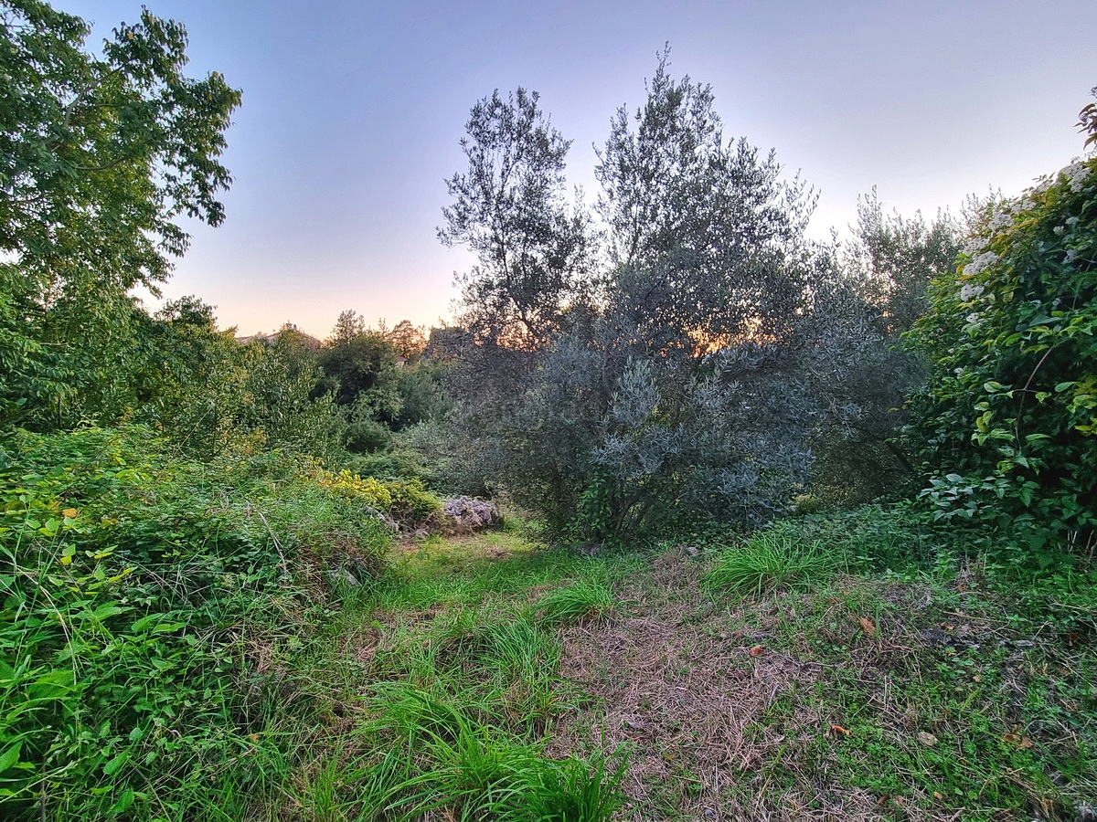 Malinska, ampio terreno edificabile in posizione tranquilla!