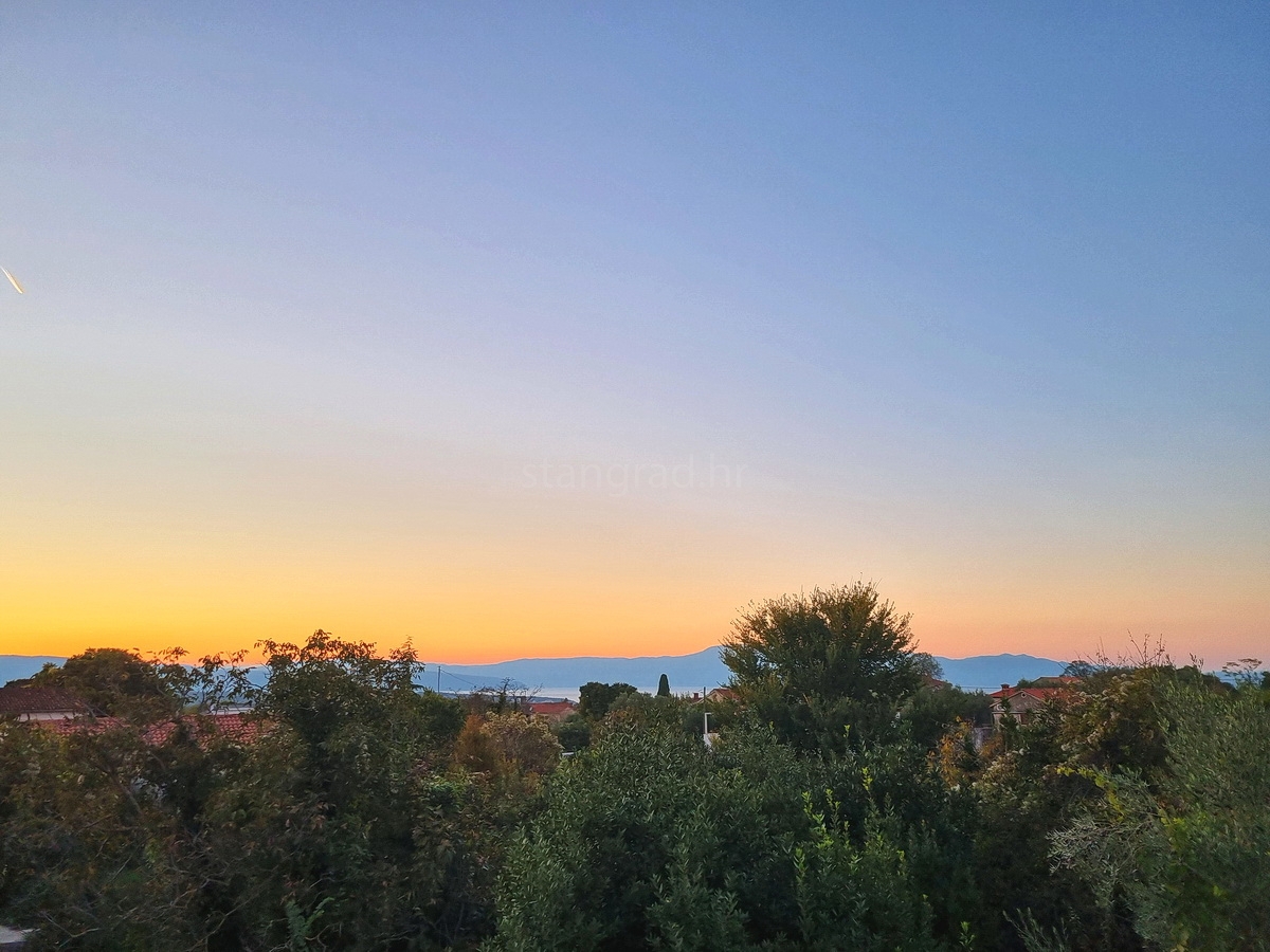 Malinska, ampio terreno edificabile in posizione tranquilla!