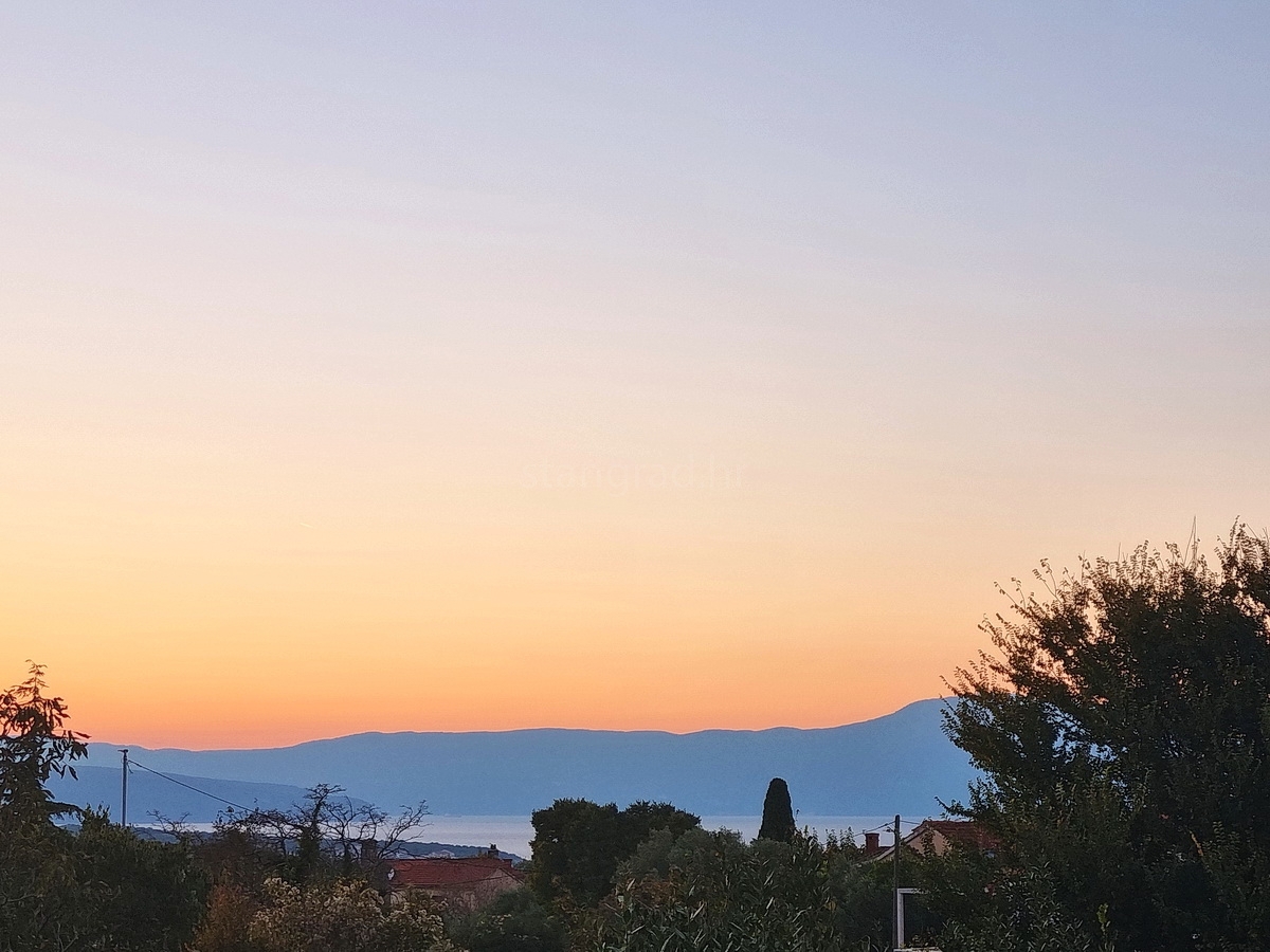 Malinska, ampio terreno edificabile in posizione tranquilla!