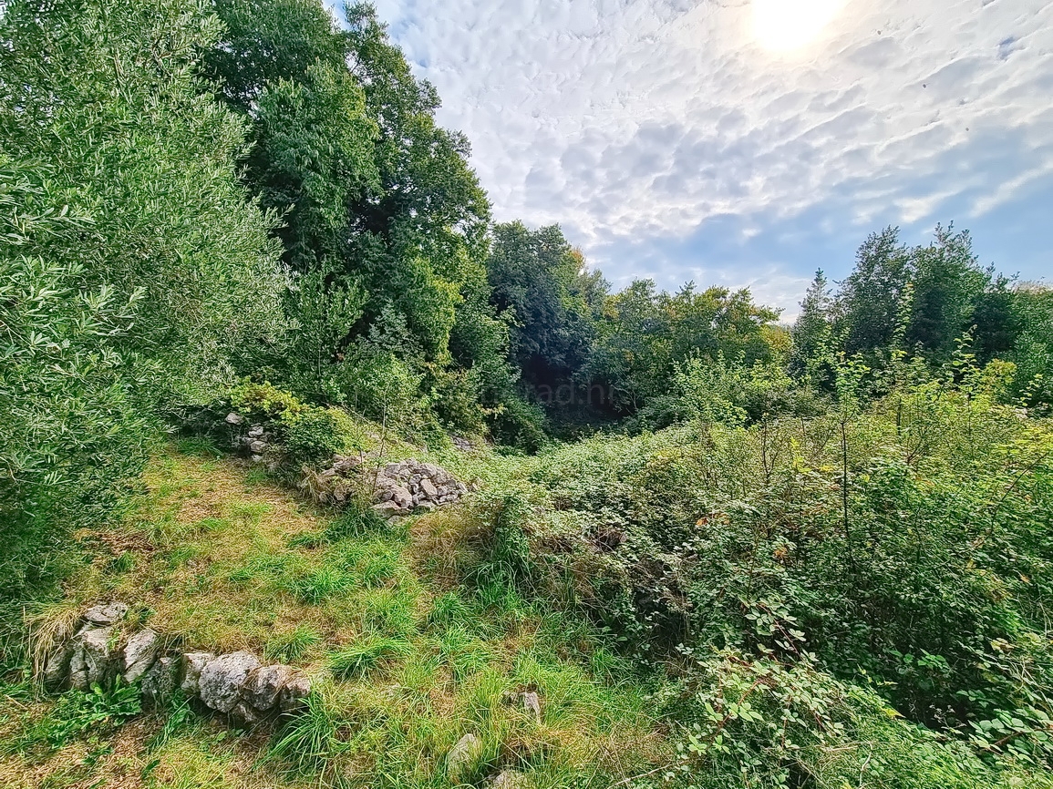 Malinska, ampio terreno edificabile in posizione tranquilla!
