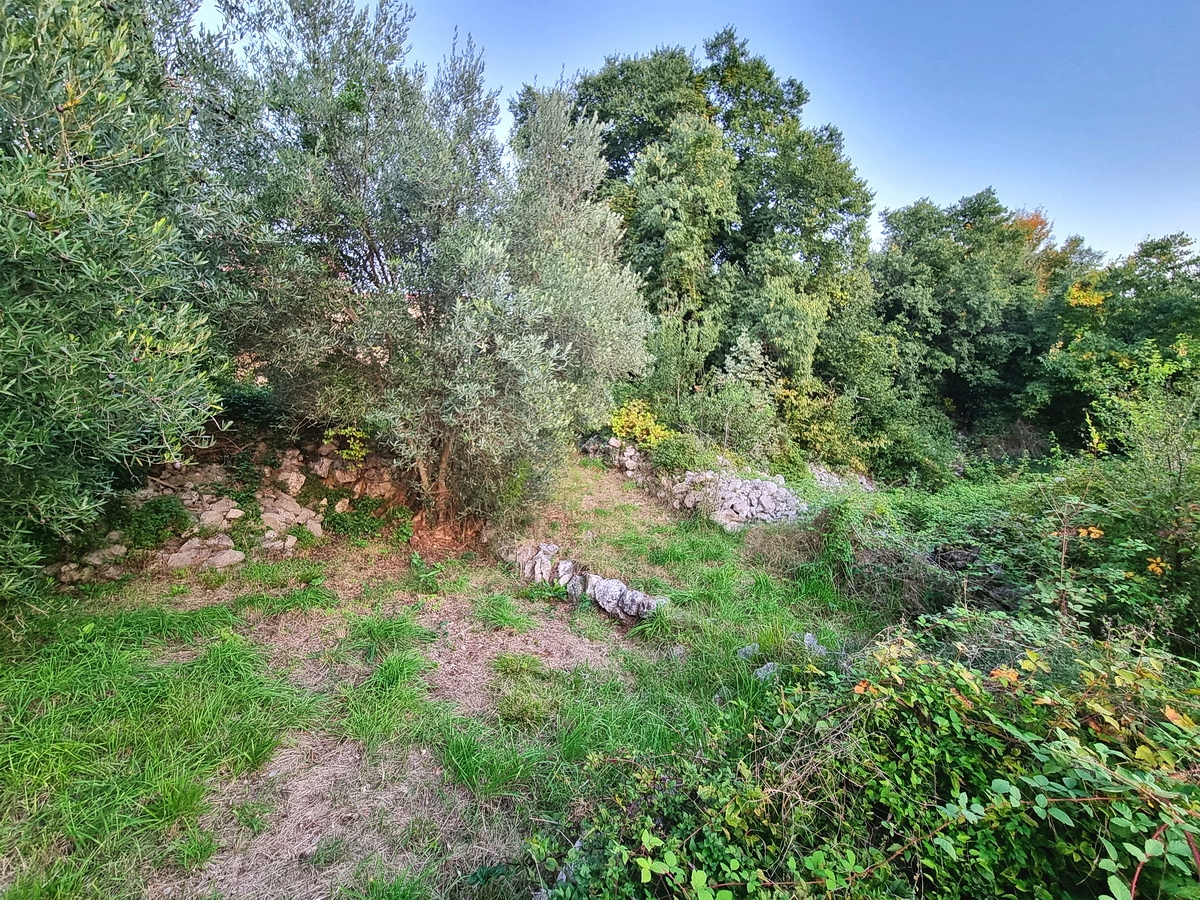 Malinska, ampio terreno edificabile in posizione tranquilla!