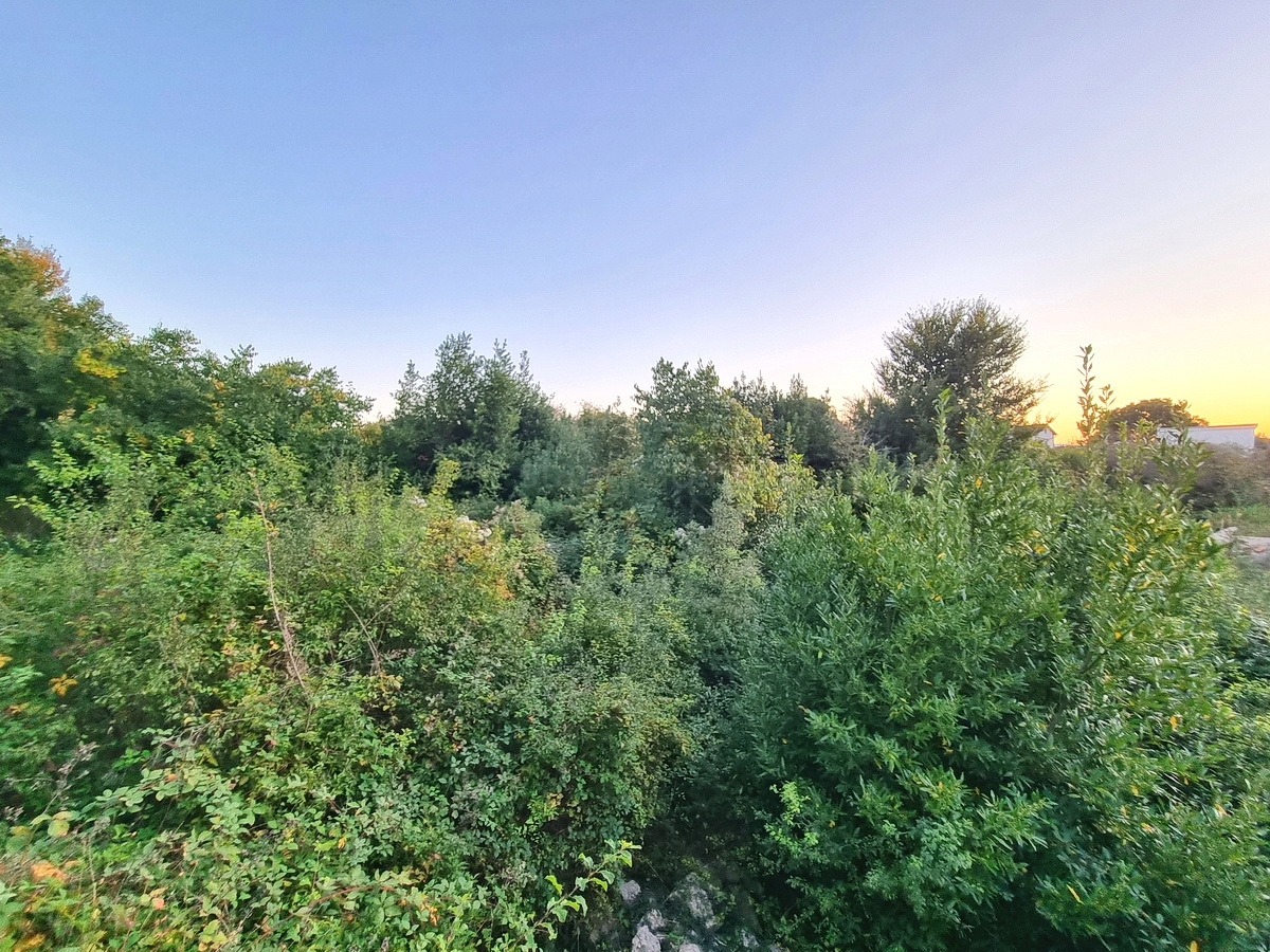 Malinska, ampio terreno edificabile in posizione tranquilla!