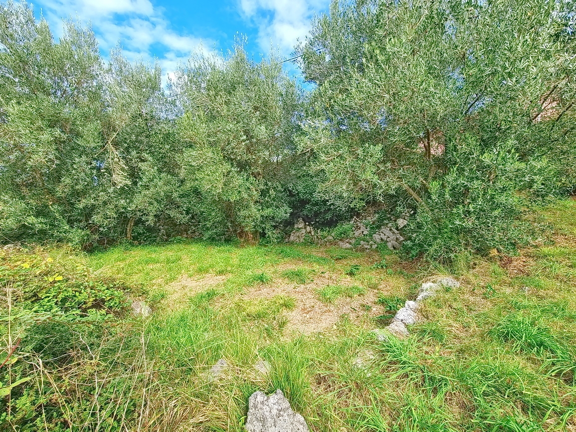 Malinska, ampio terreno edificabile in posizione tranquilla!