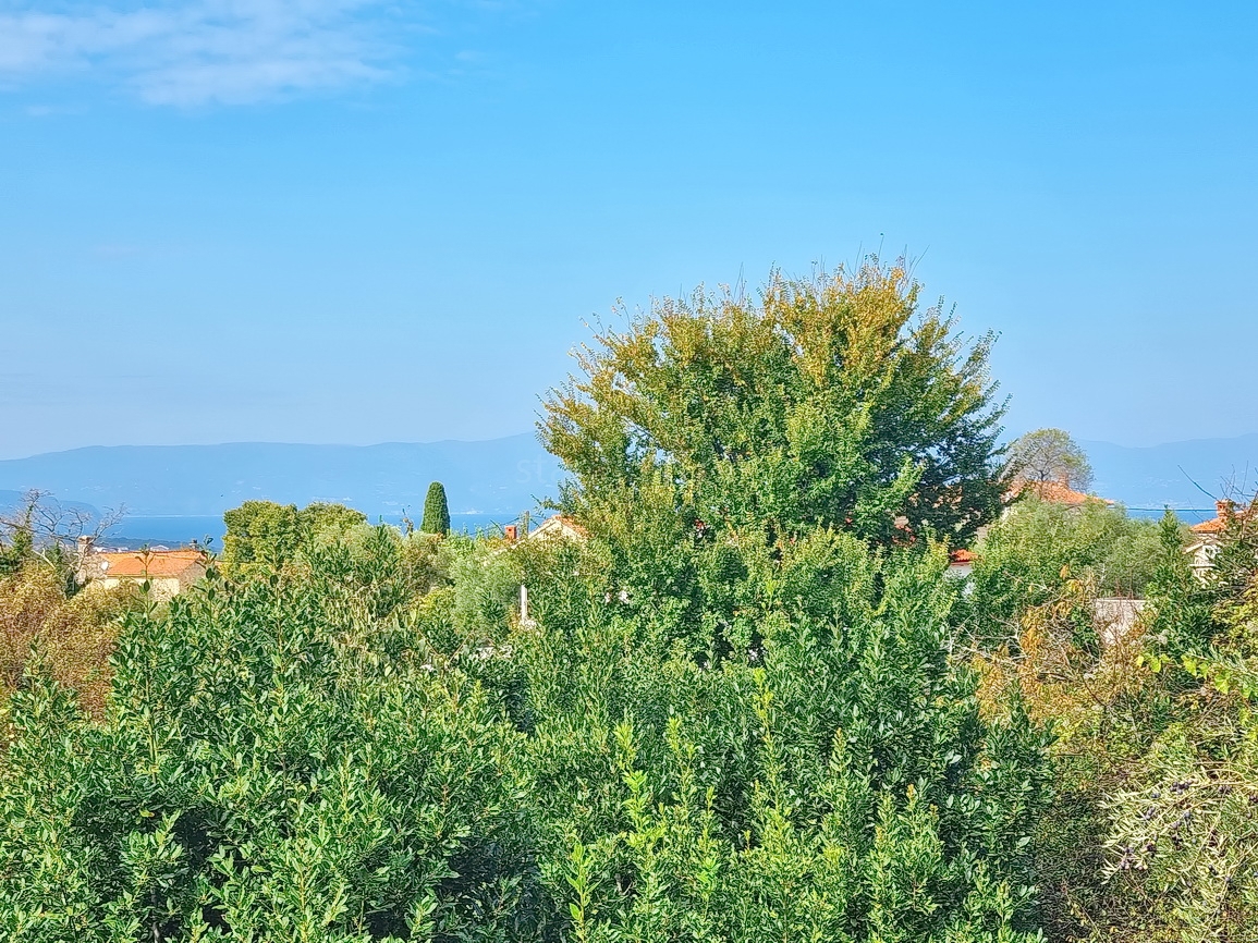 Malinska, ampio terreno edificabile in posizione tranquilla!