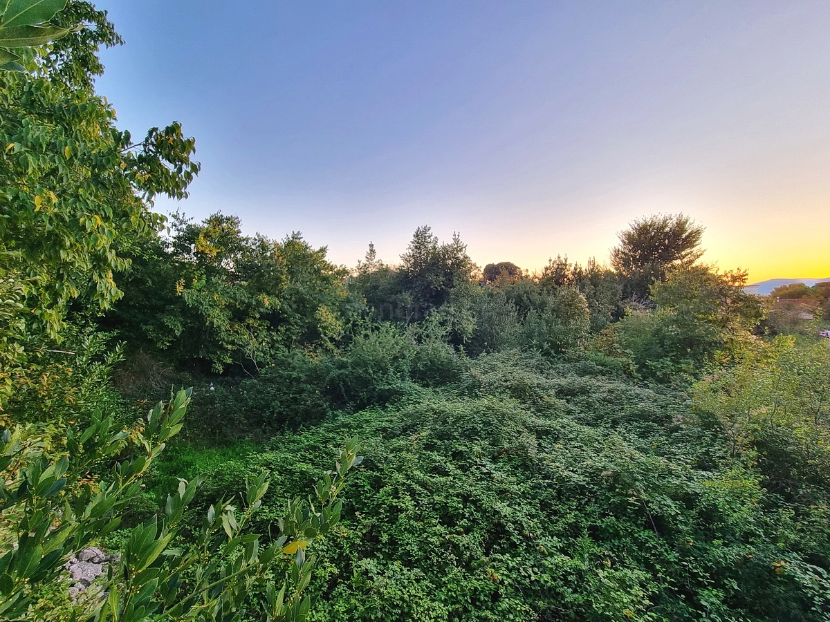 Malinska, ampio terreno edificabile in posizione tranquilla!