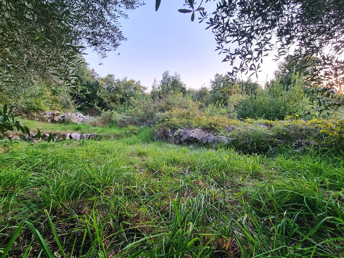 Malinska, ampio terreno edificabile in posizione tranquilla!