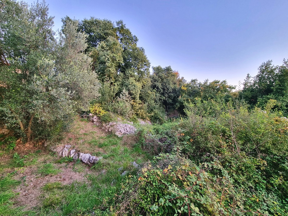 Malinska, ampio terreno edificabile in posizione tranquilla!