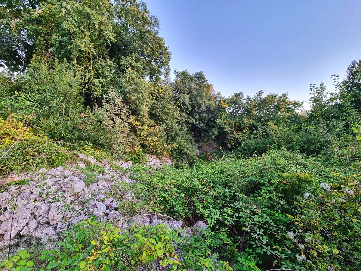 Malinska, ampio terreno edificabile in posizione tranquilla!