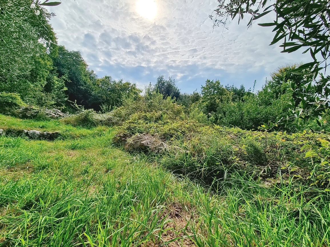 Malinska, ampio terreno edificabile in posizione tranquilla!