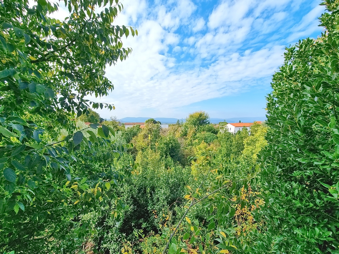 Malinska, ampio terreno edificabile in posizione tranquilla!