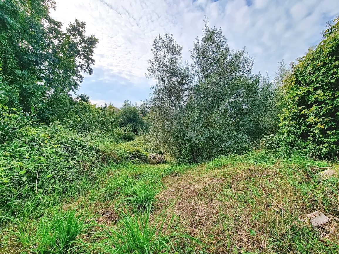Malinska, ampio terreno edificabile in posizione tranquilla!