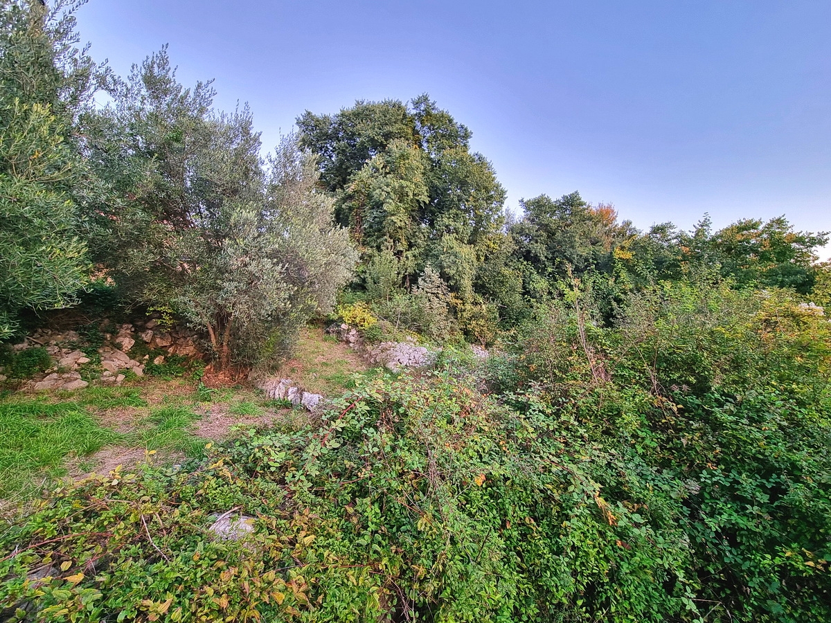 Malinska, ampio terreno edificabile in posizione tranquilla!